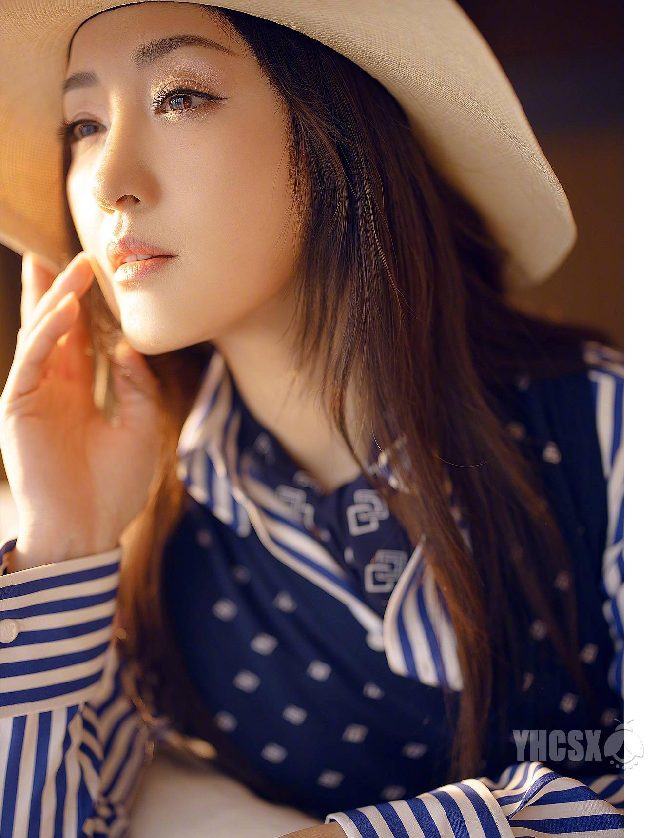 阳光杨钰莹晒照美如画，小清新穿搭少女感爆表，向日葵人生观励志满满