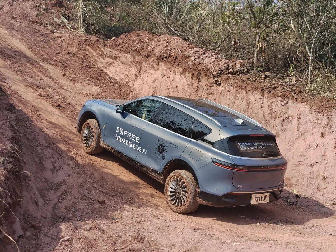 我对岚图free这个离地间隙确实有点担心,随即放