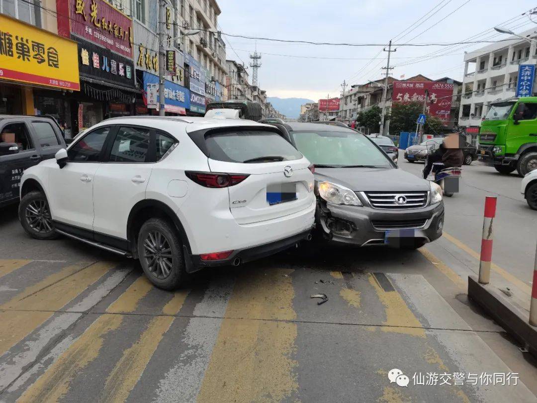 某派出所门前2车发生碰撞!_安全带_事故_大济镇