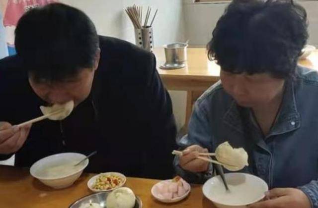 新枝|杜新枝晒与郭爸吃早餐画面，动作生硬疑摆拍，网友调侃带了摄影师