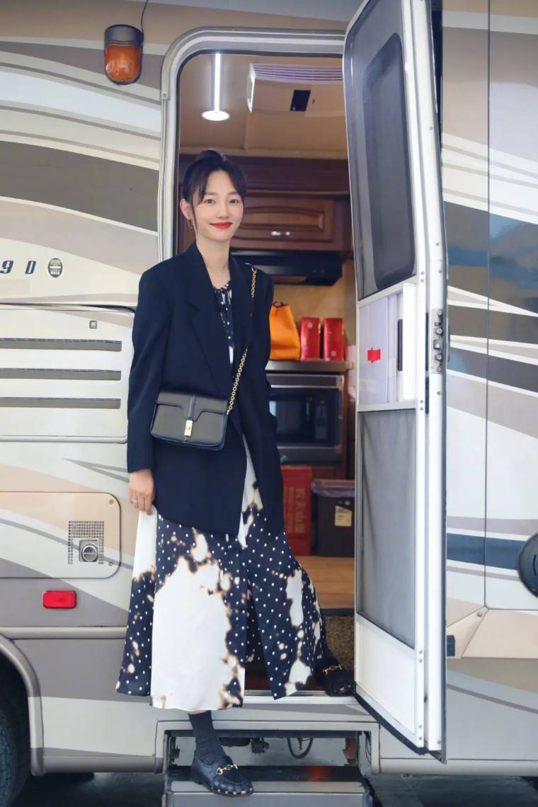 鞋子 白百何摆脱男人竟活成女强人，主要是穿的也好有人格魅力！