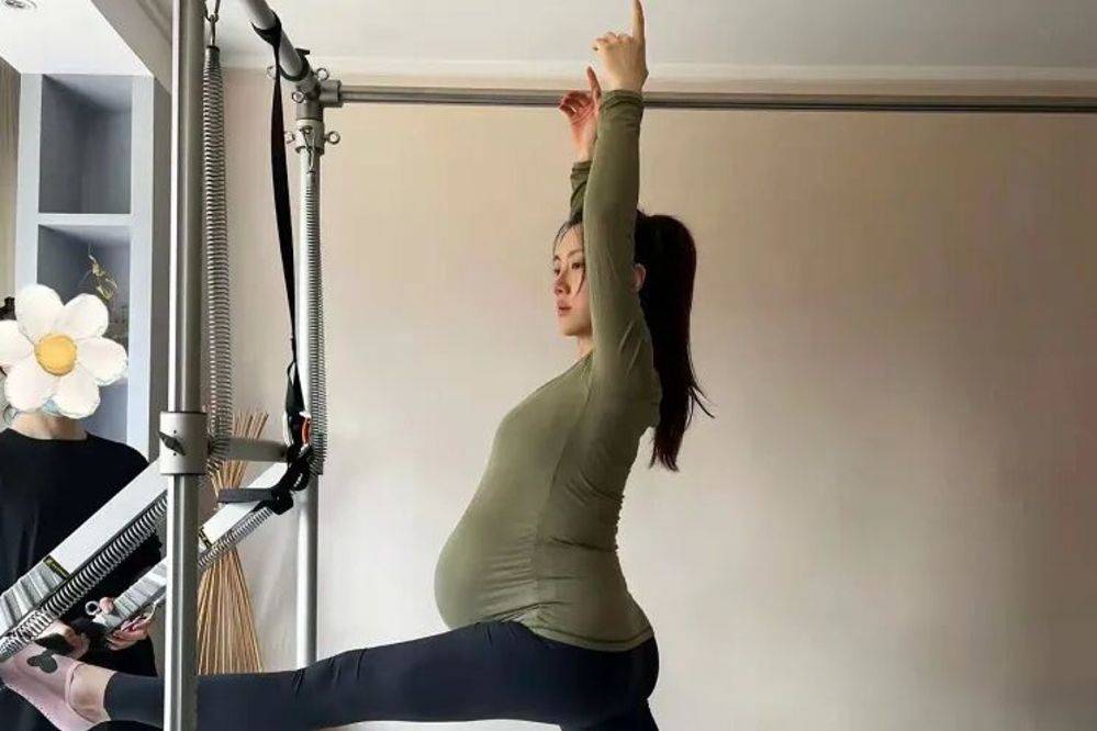 宋丹丹儿媳挺38周孕肚做高空瑜伽，危险系数超高，四肢纤细身材好
