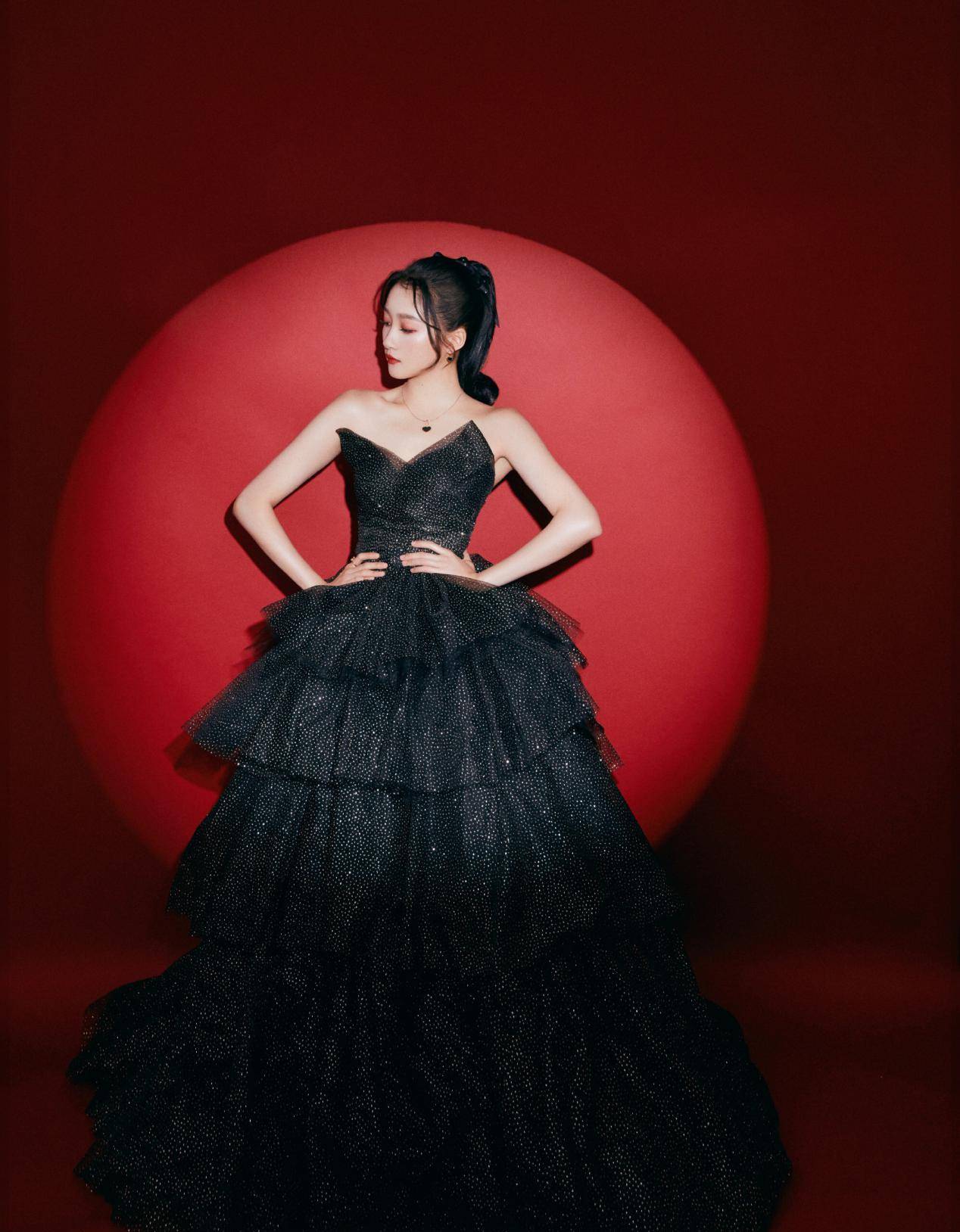 身材 54岁温碧霞好不服老,穿深V蛋糕裙硬“凹“造型,但这头红发太土气