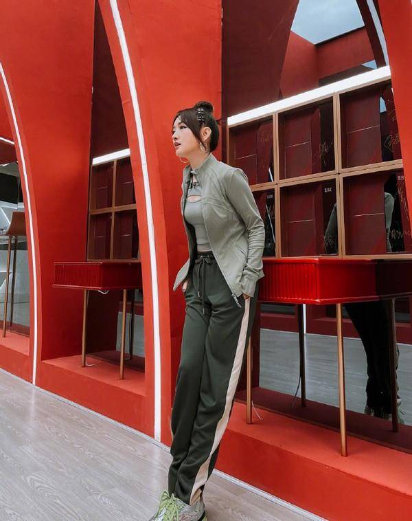 设计 杨钰莹这次造型突破真大，运动服配“留空装”，这也太撩了吧