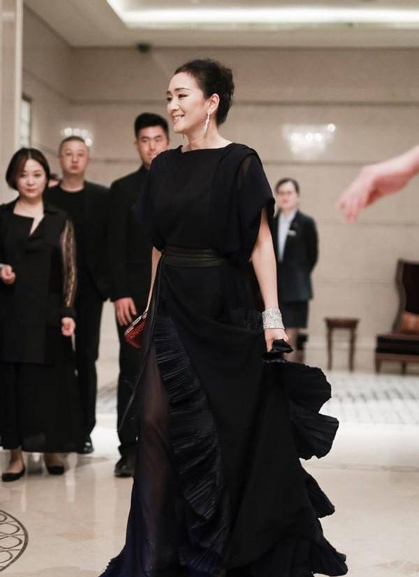 身材 巩俐私下打扮像素人，没有礼服衬身材，穿身黑和舞台上挺不一样