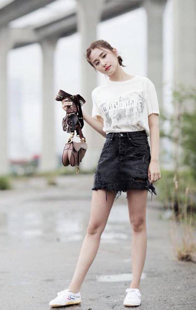 牛仔裤和解放鞋的搭配是最常见的,简单的t恤搭配牛仔热裤或者是短裙都