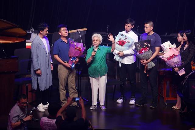 艺术界 93岁田华真是艺术界的“国宝”，黑裤配红衣精神奕奕，气质仍抢眼