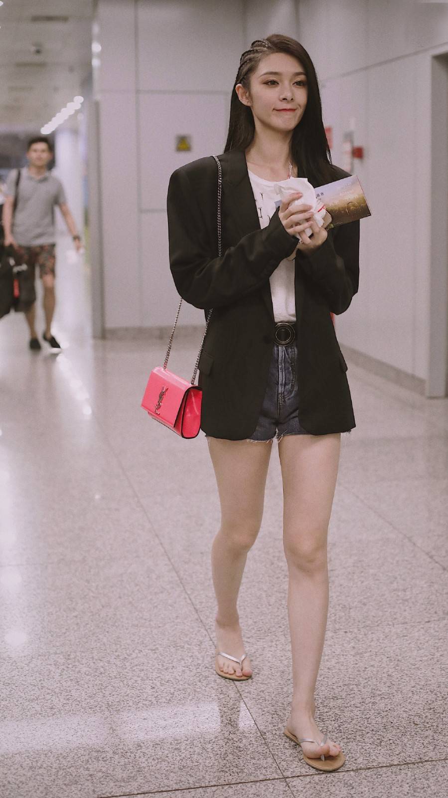 傅菁太接地气,穿"浴室拖鞋"现身,配一字肩上衣短裤大秀长腿_下身_风韵