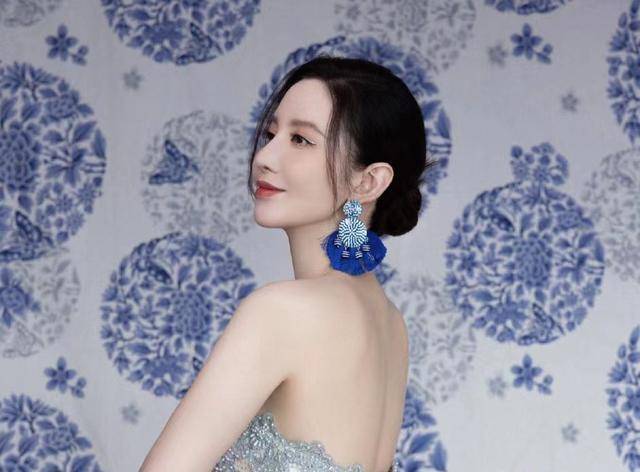 張萌|張萌穿黑色短裙露出纖細美腿，自曝一周瘦5斤，曬出減肥食譜