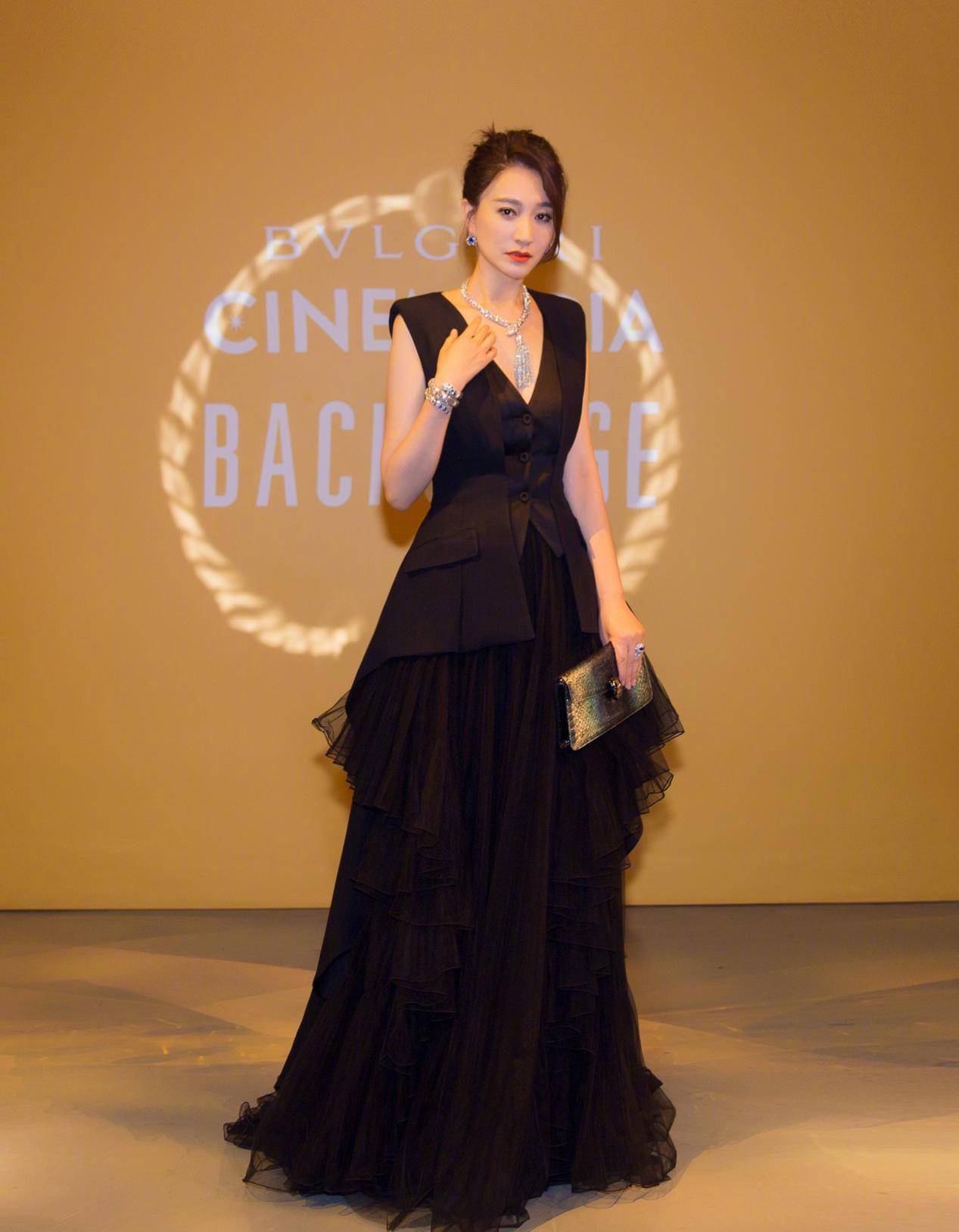 身材 54岁温碧霞好不服老，穿深V蛋糕裙硬“凹“造型，但这头红发太土气