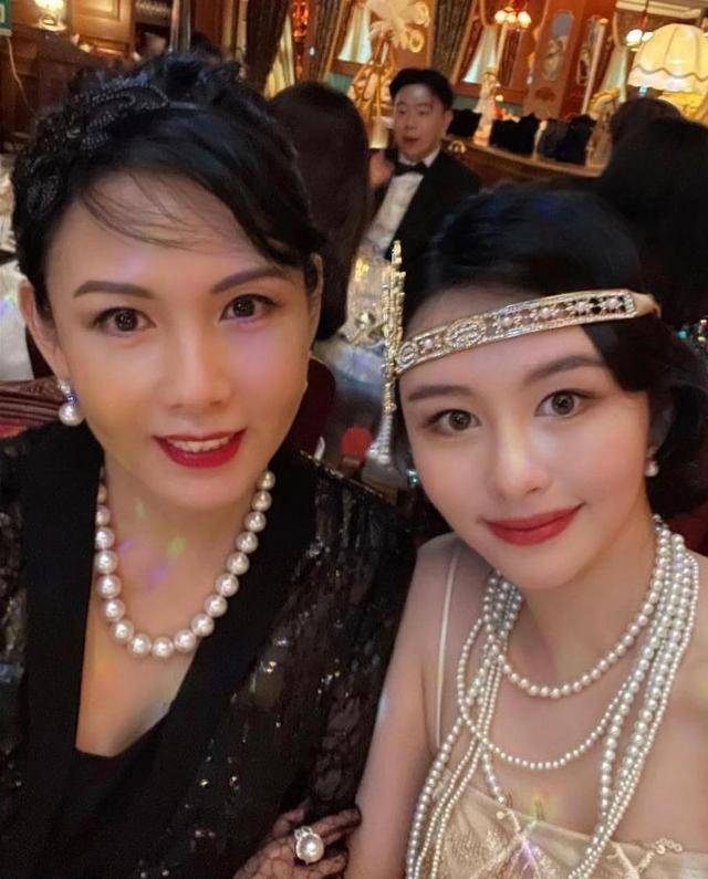 因为邱淑贞大女儿沈月晒素颜照，黑眼圈抢镜略显憔悴，化妆前后差别大