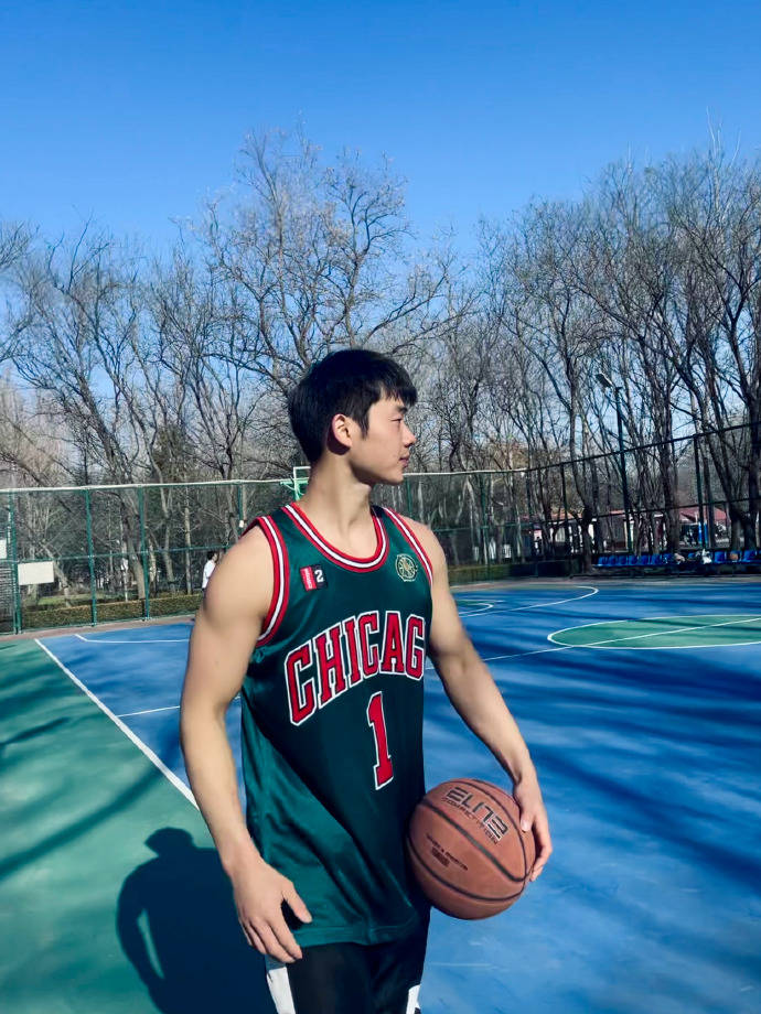 原创北京体育大学肌肉学霸一身腱子肉如雕刻做明星私教炙手可热