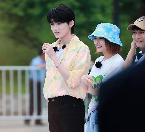 181宋亚轩跟162吴昕站一起身高差咋回事谎报身高可不对