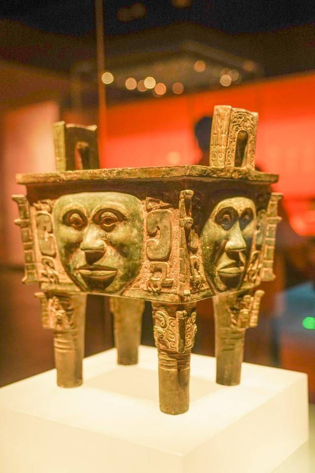 这个人脸青铜器太震撼四张奇异人脸仿佛来自外星球