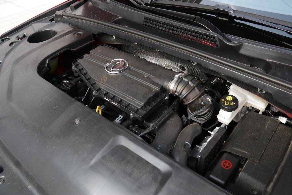 动力方面,全系一共搭载了两款发动机:一款是1.