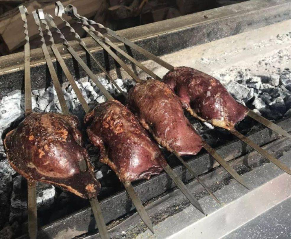 塞脾是在羊啬脾中塞入大量的羊尾油和皮牙子碎后烤炙的,口感韧而不柴