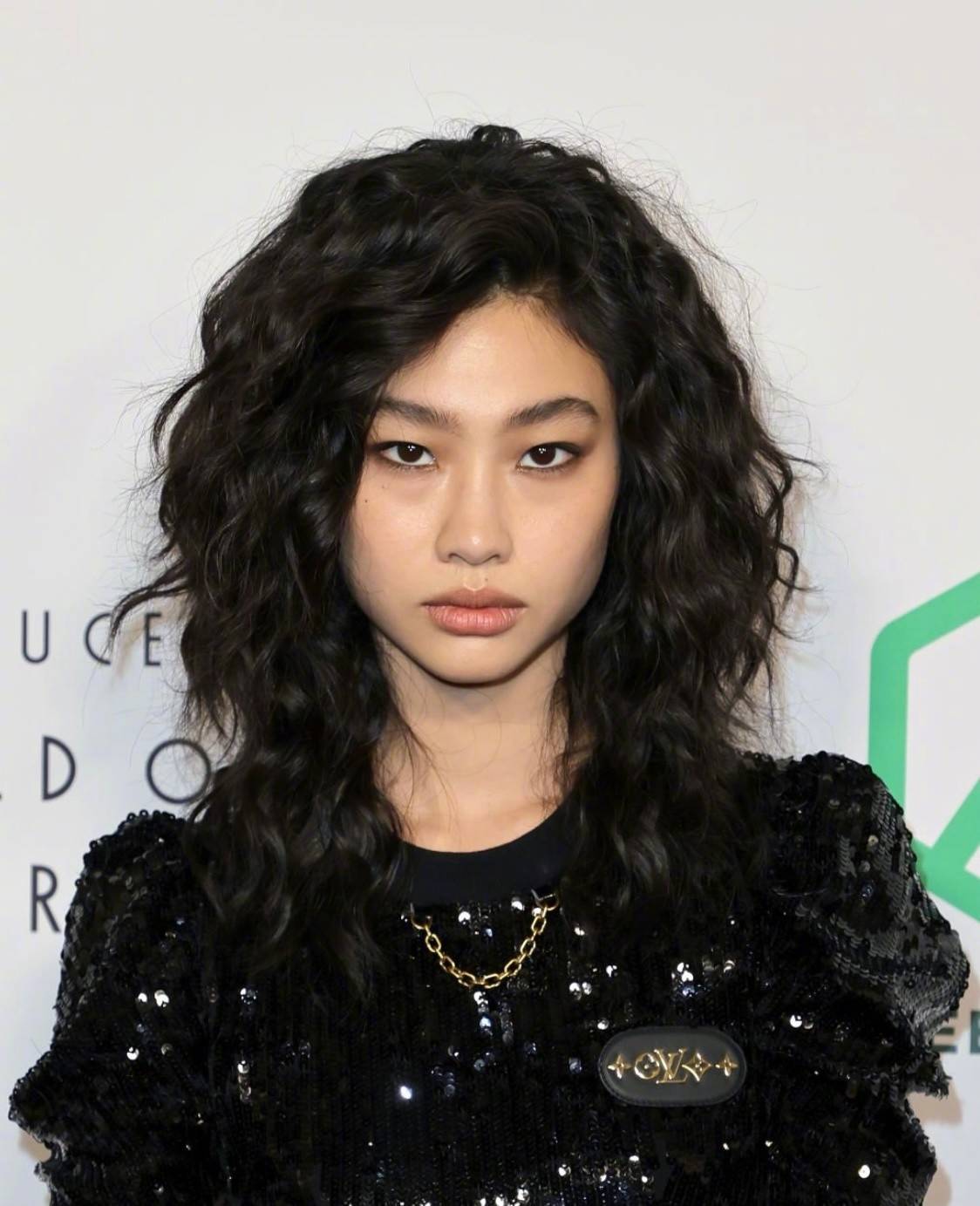 鱿鱼游戏女主新造型好绝爆炸头配黑色紧身裙网友像个小野猫