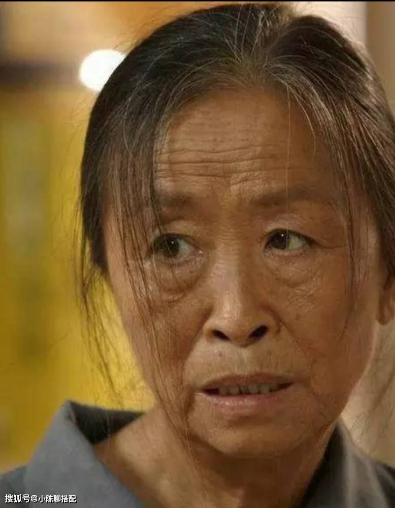 显得 这是我见过最有风骨的奶奶，90岁打扮简洁素净，比时尚奶奶还优雅