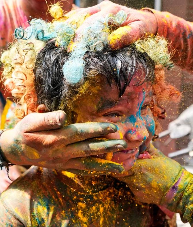 原创胡里节在印度拉开帷幕人们在彩色粉末中庆祝冬天的结束