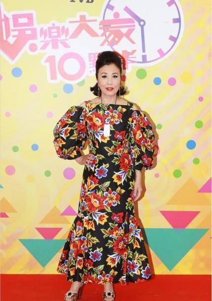 设计 73岁汪明荃保养真好,穿印花裙像50岁出头,和罗家英合照像父女俩