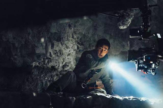 父亲|上线就爆，票房口碑猛增，朱一龙这部大片太燃了？？