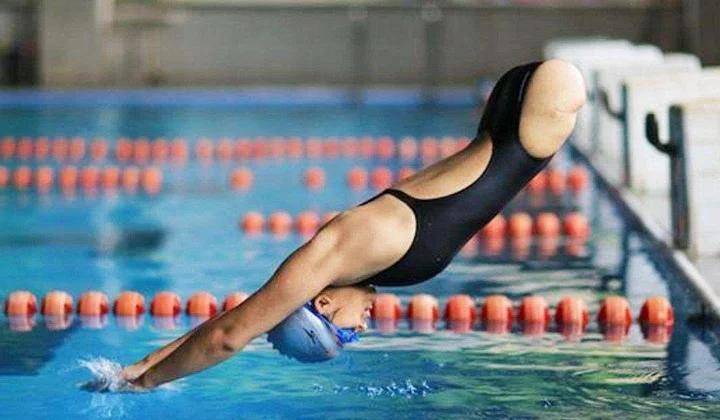 在完成了教练所布置的任务之后,他仍然选择加练,以此来提升自己的游泳