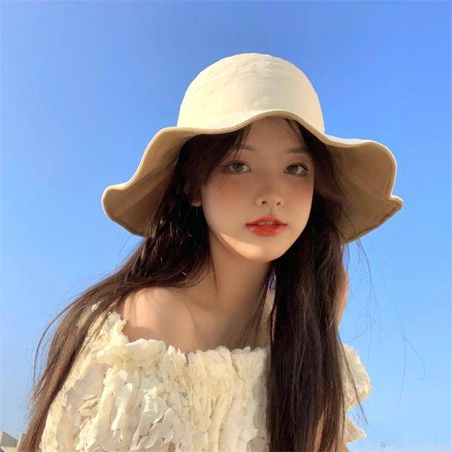 发型春天戴帽子时,这样来弄发型、化脸妆,既精致好看,又时髦显脸小