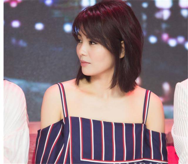 卷发女人过了40岁,卷发更适合你!学学陈数、刘涛的造型,洋气又减龄