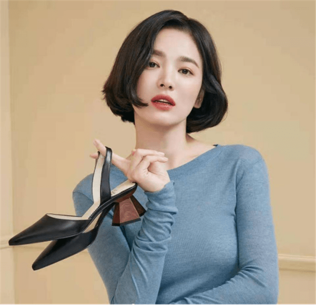 中分女人别留黑长直了！今年流行烫“内扣”，时髦显嫩，短发烫更女神