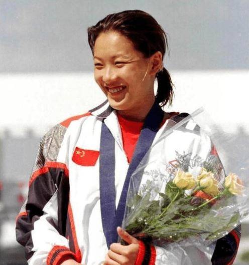 郭晶晶 43岁伏明霞与8位阔太聚会，素颜五官穿印花衬衫裙，富态不失贵气