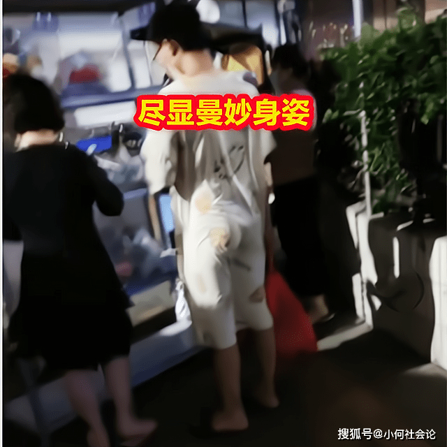 女生 深圳男子穿睡裙出门，大风下衣服紧贴尽显身材，女生看了自叹不如