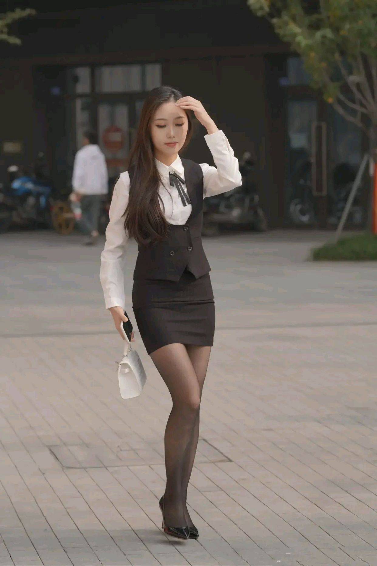白衬衫黑马甲搭配包臀裙和丝袜妥妥的都市丽人范儿