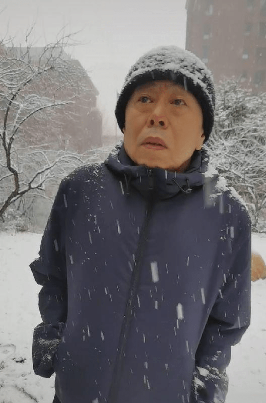 声誉|潘长江卖酒事件后晒近况，独自走在雪中眼神忧郁，背景凄凉显落寞