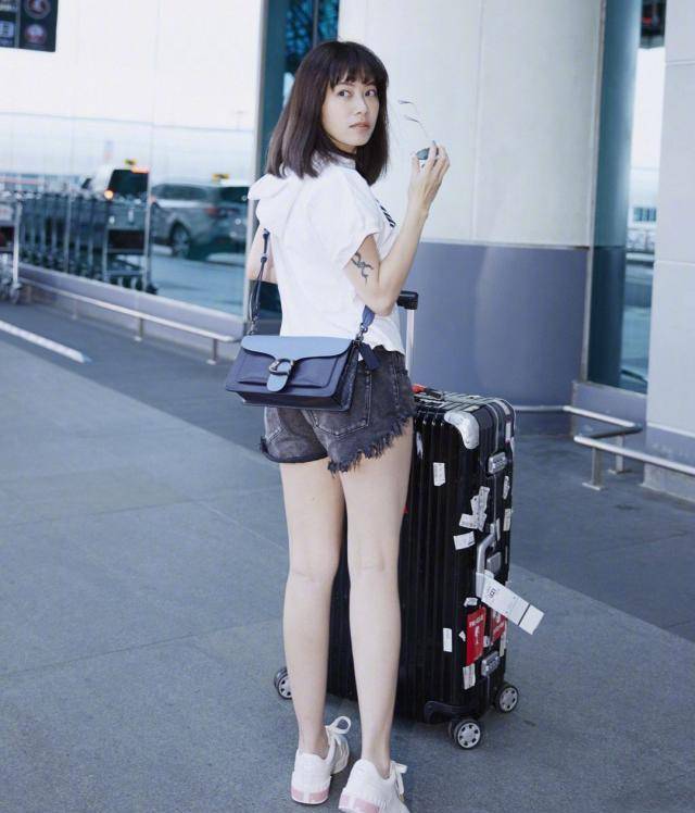 女神 41岁徐怀钰重现往昔,穿短裤嫩回18岁,当年的她可是像极了王菲