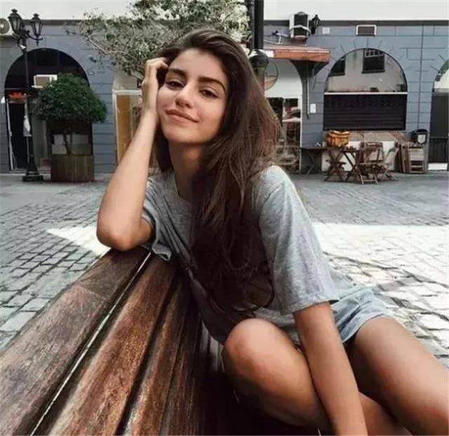 40岁女人拍照别再比剪刀手了学会这几个姿势轻松拍出网红照