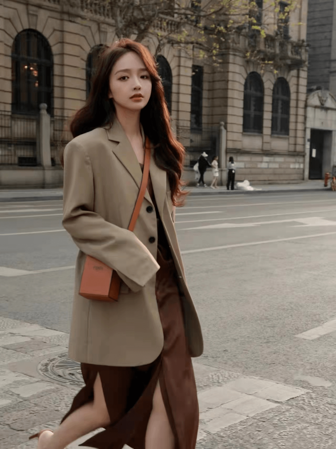 裙子 ?春天流行穿搭：裙子配西装，时髦又干练