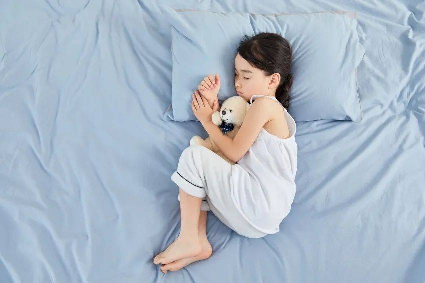 调查：超六成青少年用睡眠时间玩手机、打游戏、追剧 孩子如何养成良好作息？