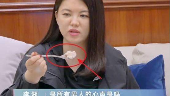 生活|李湘真能装！在家戴墨镜和王岳伦吃轻食晚餐，看清食物：有钱真好