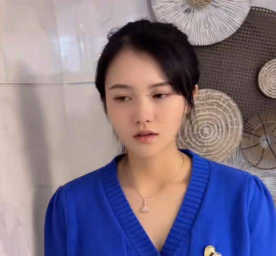 之后走上网红这条路,也是小杨嫂建议的,小杨嫂看出了小杨哥在搞笑这