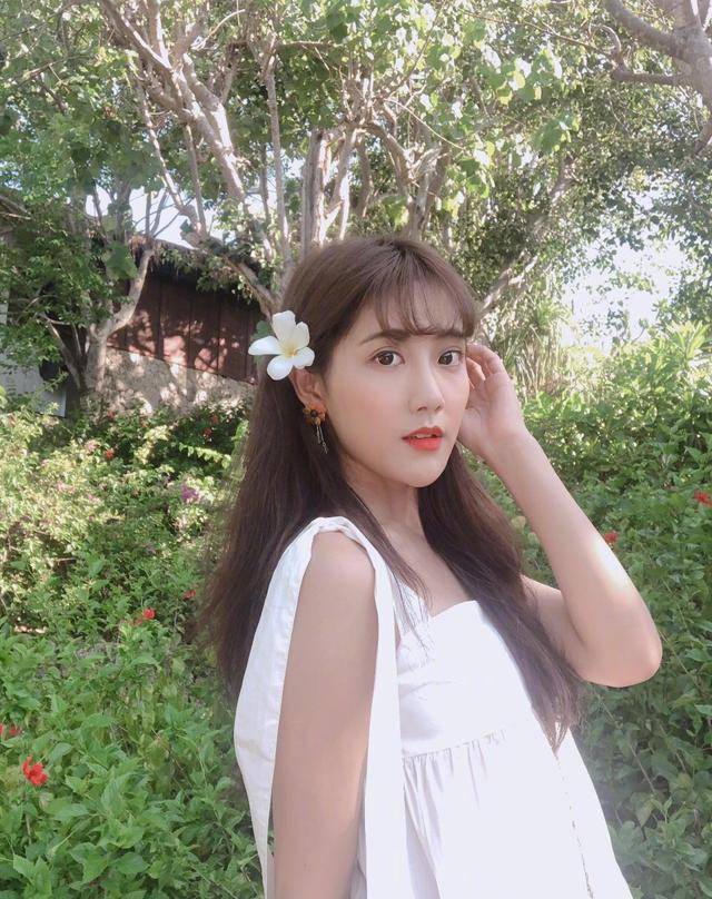 仙女 166cm李艺彤和159cm鞠婧祎,同是白色吊带裙,不是腿长就能赢!