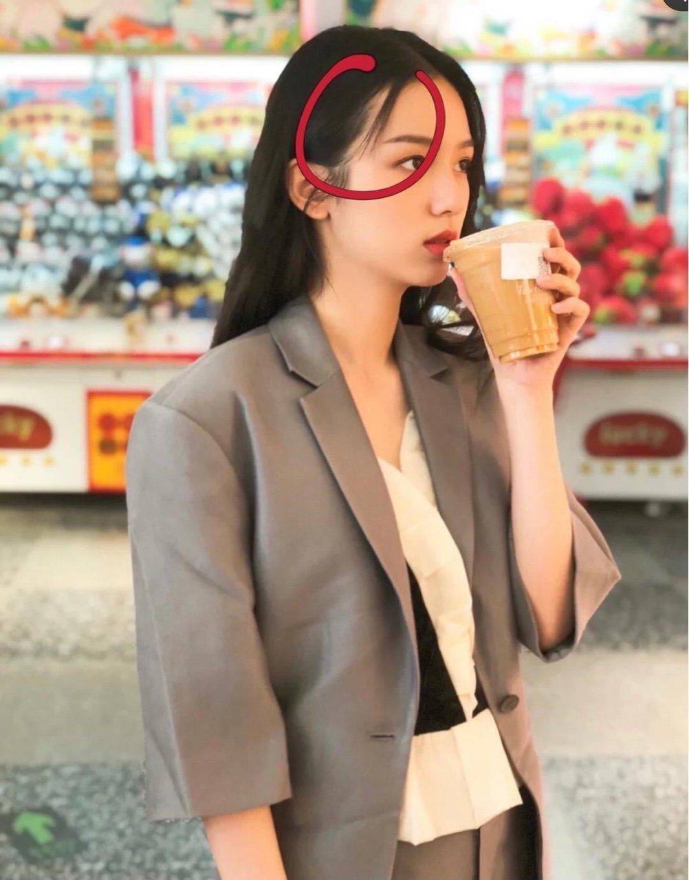 王者女明星头发也作假？原来看起来发量浓密的周也曾经也是秃头星人？