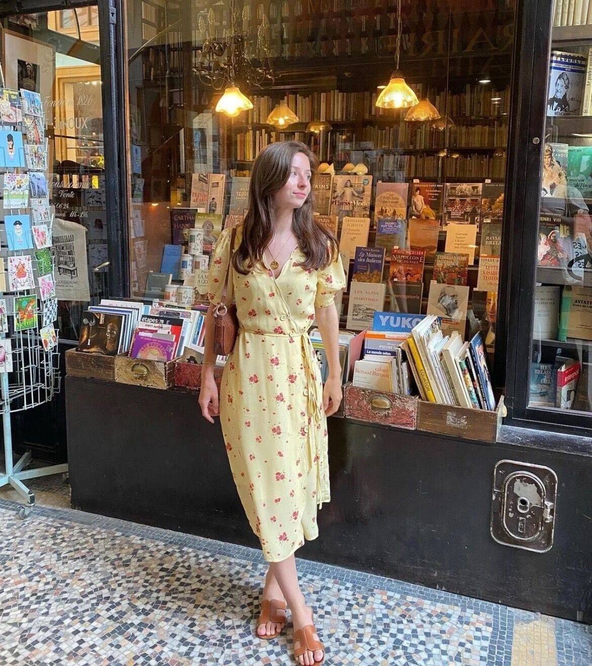 左图 40岁以后的女人,选印花裙要懂得“6不穿”,远离土气和廉价