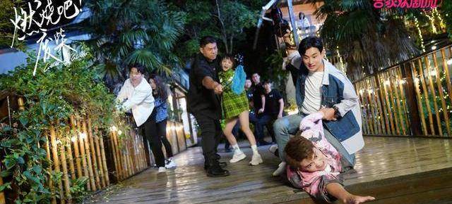 演技|太硬核了，这部情景喜剧持续霸榜，或将重现《爱情公寓》神话