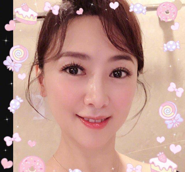 演艺事业52岁美魔女年过半百仍宛若少女一家三口大排档庆祝结婚纪念日