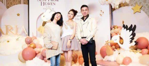 老公 阔太安以轩为女儿庆满月，小S与老公出席，穿着简单合照却更时髦