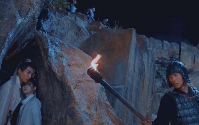 情节|烂梗配烂剧！女主遇男主必倒霉，摔倒必亲吻，女扮男装不能忍！！