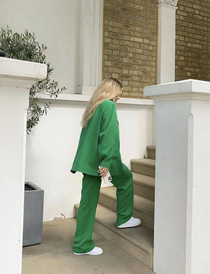 黑色 2022春夏流行色趋势:香菜色!