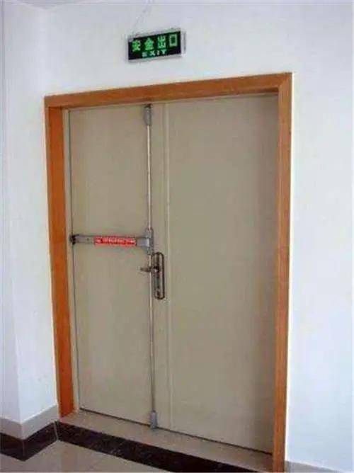 因为|她是央视一级播音员，因在饭店推错一扇门后再也没回来，年仅33岁