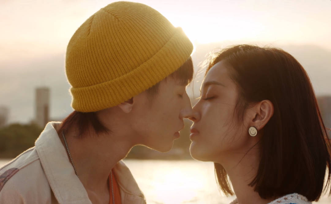 偶像|综艺也有吻戏？小鬼吴宣仪天台路透惹争议，粉丝担心自家爱豆吃亏？