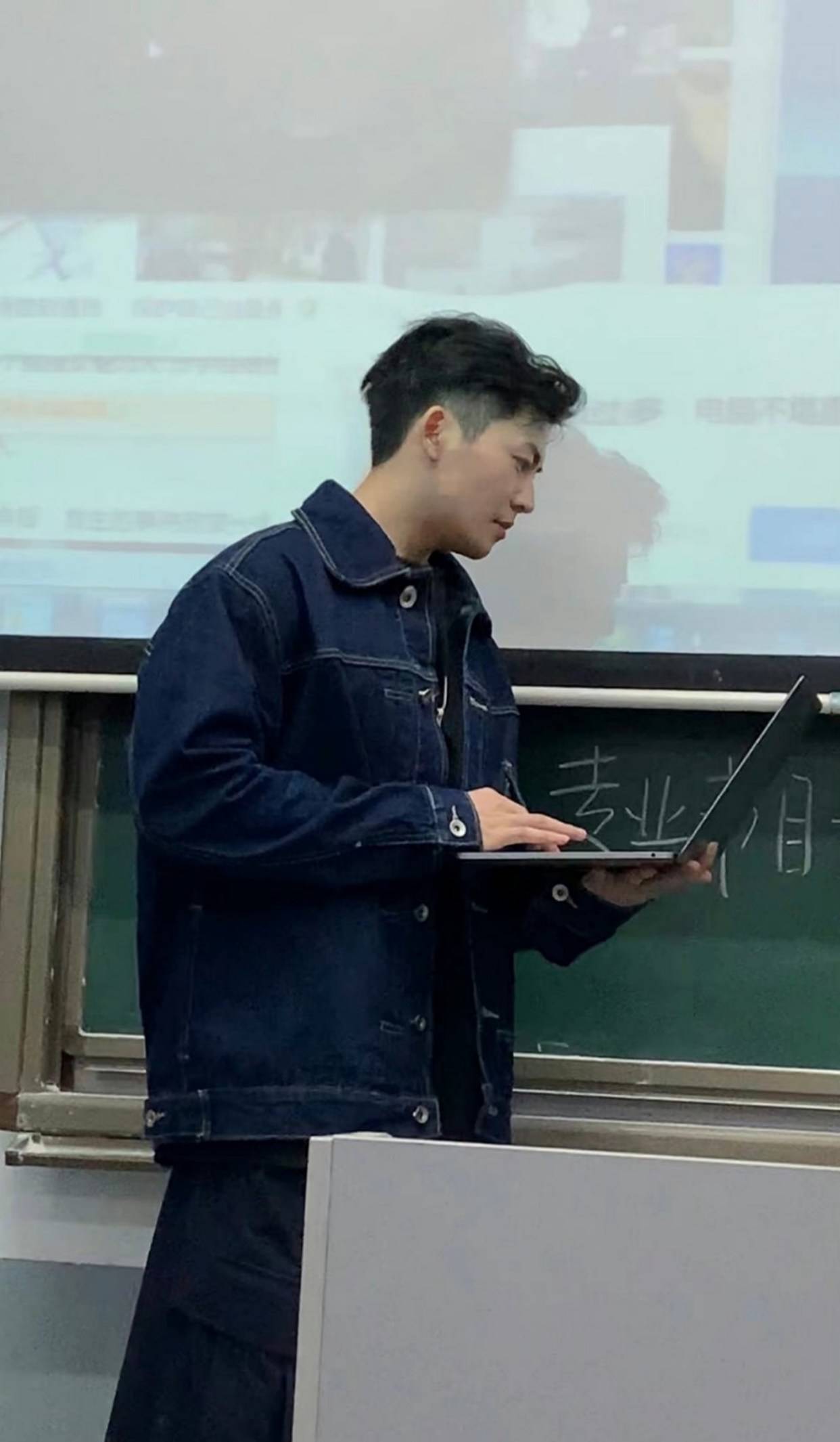 原创大学男老师因颜值火了长相神似任嘉伦上课时座无虚席